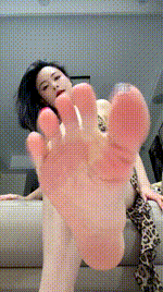 【妖妖】胯下裸足260507-47