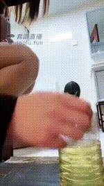 【美离子s】侧所调双狗比比谁喝多，主人攒了四个小时的圣水两只被绑的狗都想喝