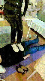 【辽宁极品乐姐s】总裁女王踩踏专场【32分钟】