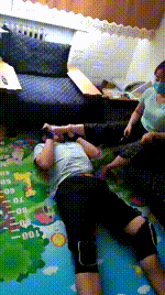 【佳欣S】训狗！暴抽暴打舔脚底酸奶【69分钟】【标清】